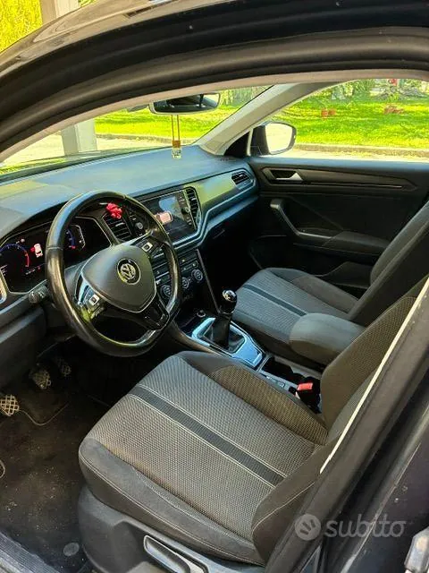 Volkswagen T-Roc 2019 photo 2
