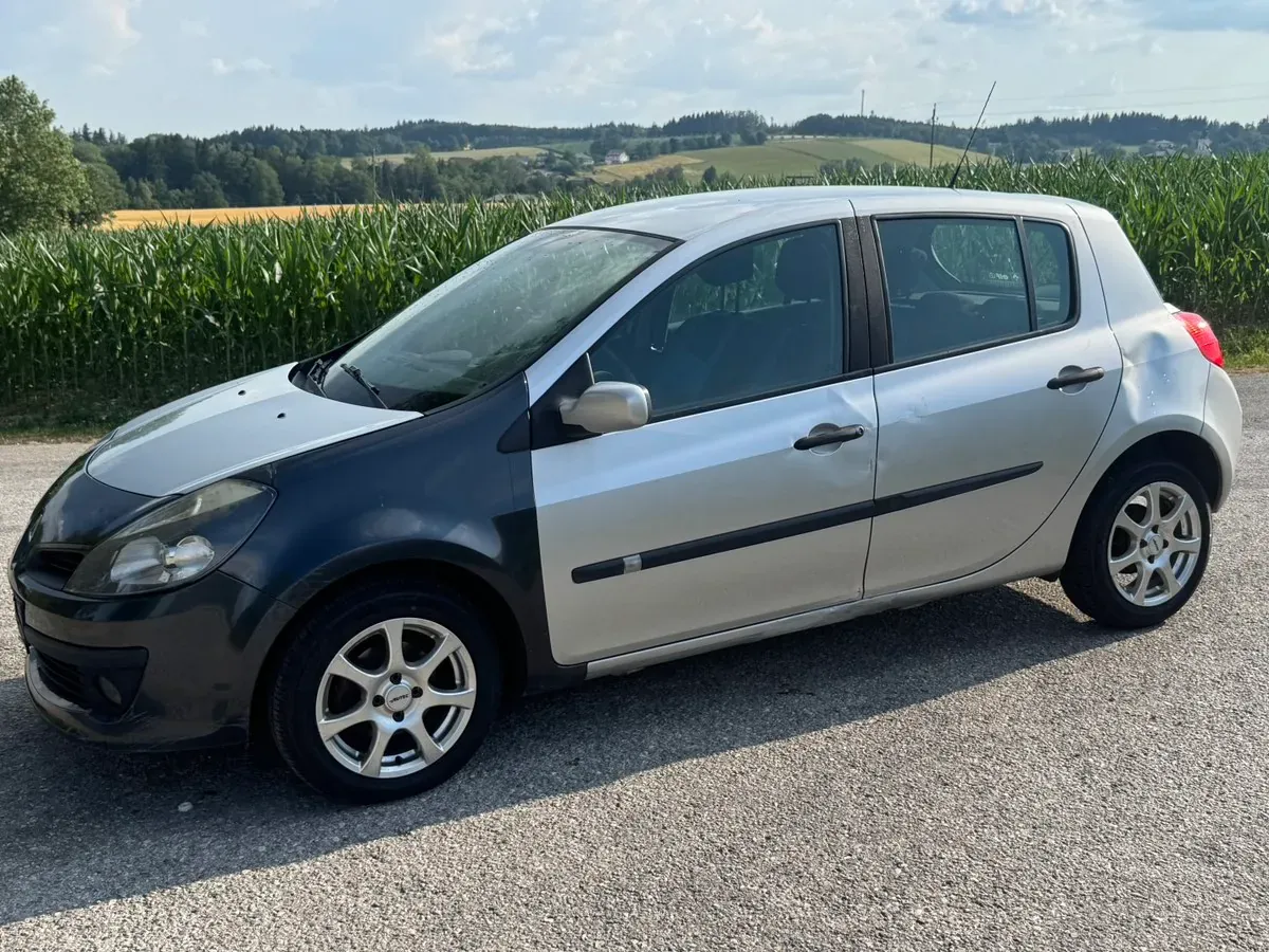 Renault Clio 2006 photo 2