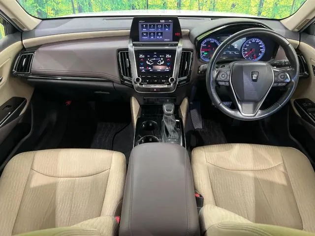 Toyota Crown 2019 photo 2