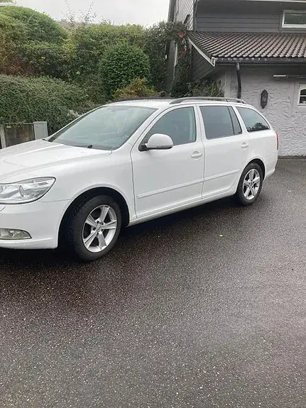 Skoda Octavia 2012 photo 2