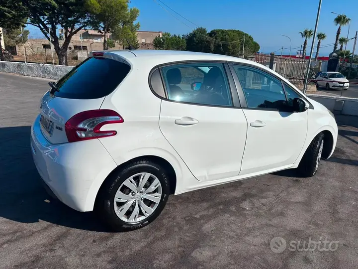 Peugeot 208 2014 photo 2