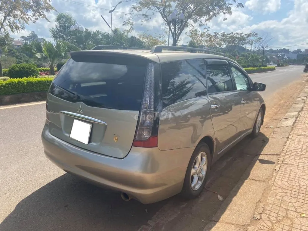 Mitsubishi Grandis 2006 photo 3