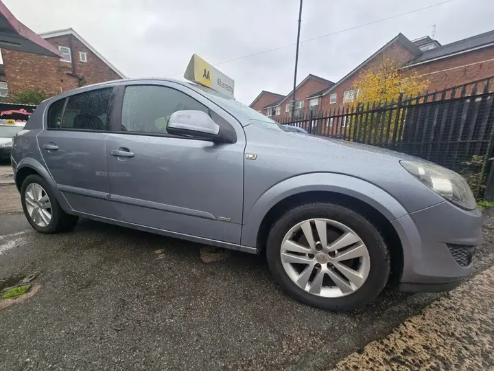 Vauxhall Astra 2009 photo 2