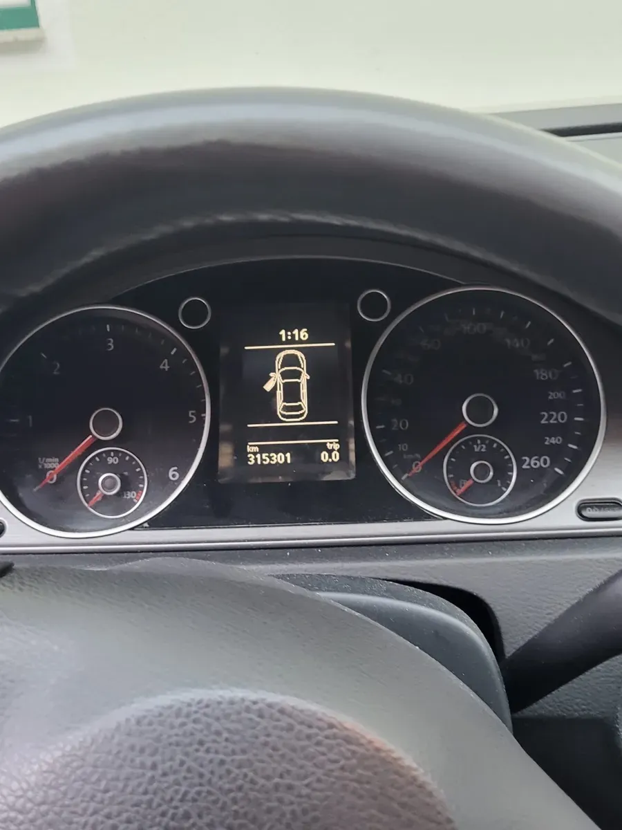Volkswagen Passat 2012 photo 2