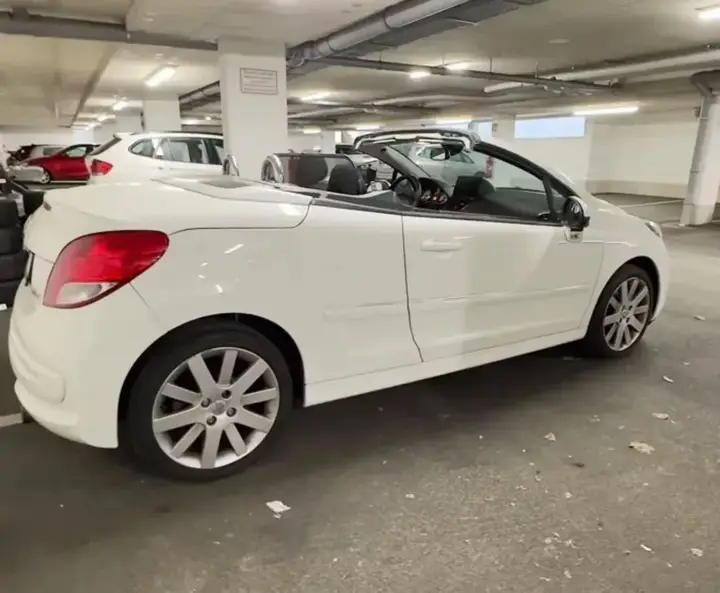 Peugeot 207 2011 photo 3