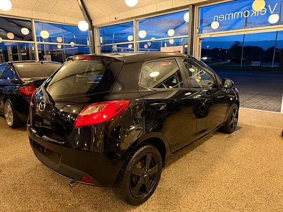 Mazda 2 2011 photo 4
