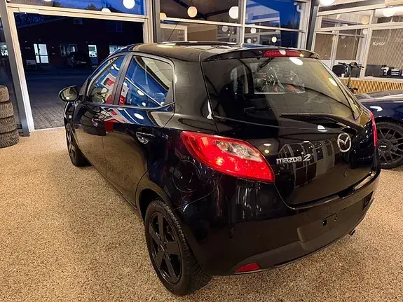Mazda 2 2011 photo 3