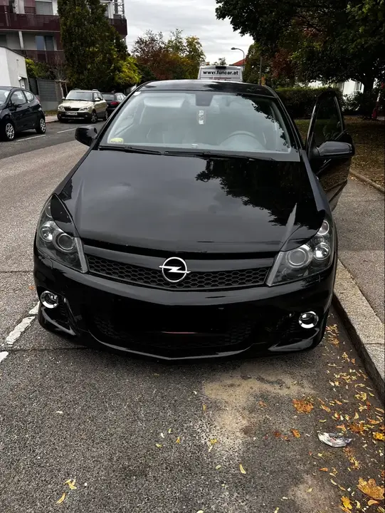 Opel Astra H Gtc 2005 photo 2