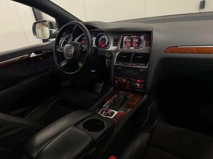 Audi Q7 2011 photo 2