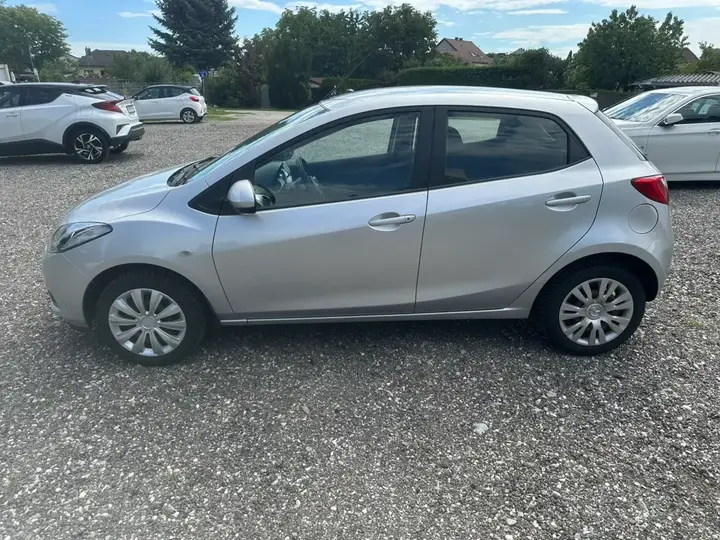 Mazda Mazda2 2010 photo 2