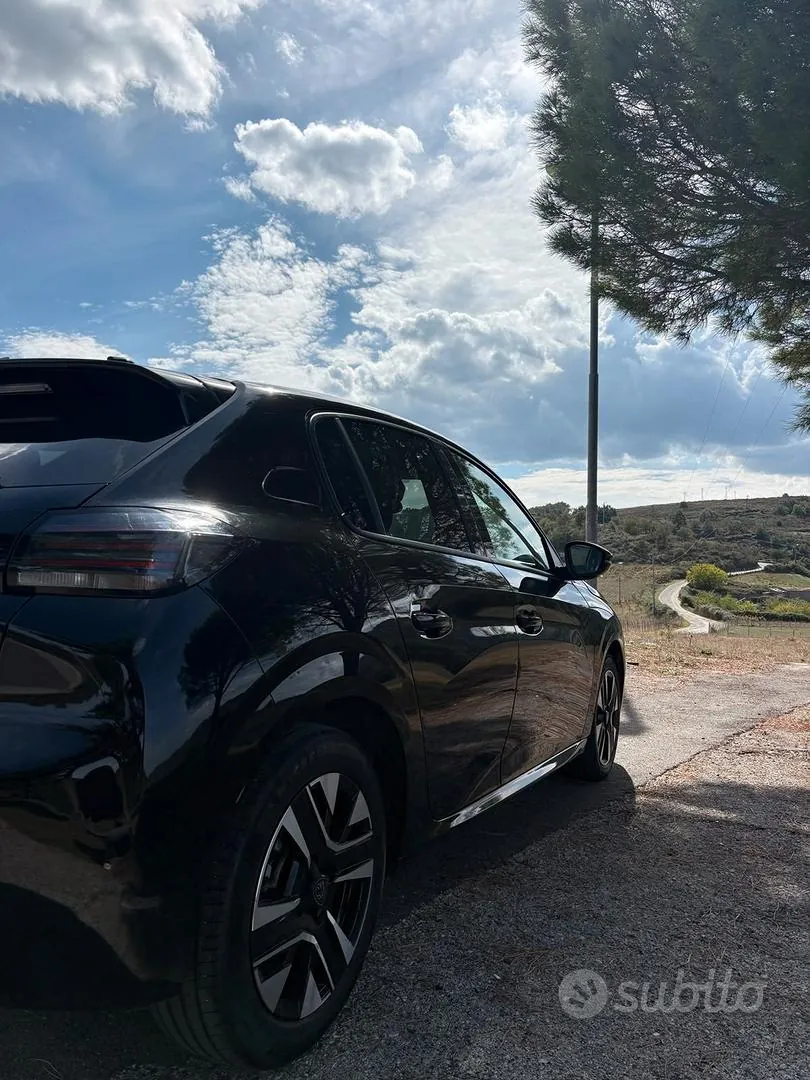 Peugeot 208 2024 photo 2