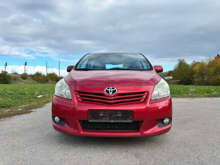 Toyota Verso 2010 photo 2