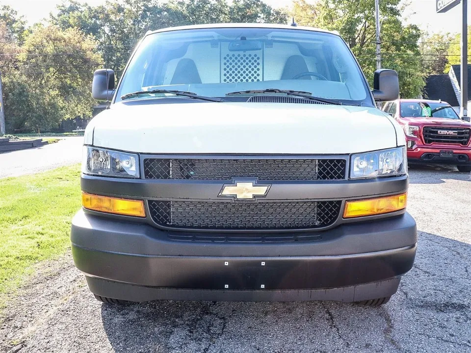 Chevrolet Express 2025 photo 2