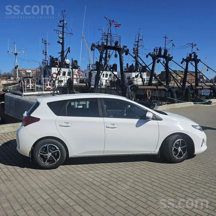 Toyota Auris 2015 photo 3