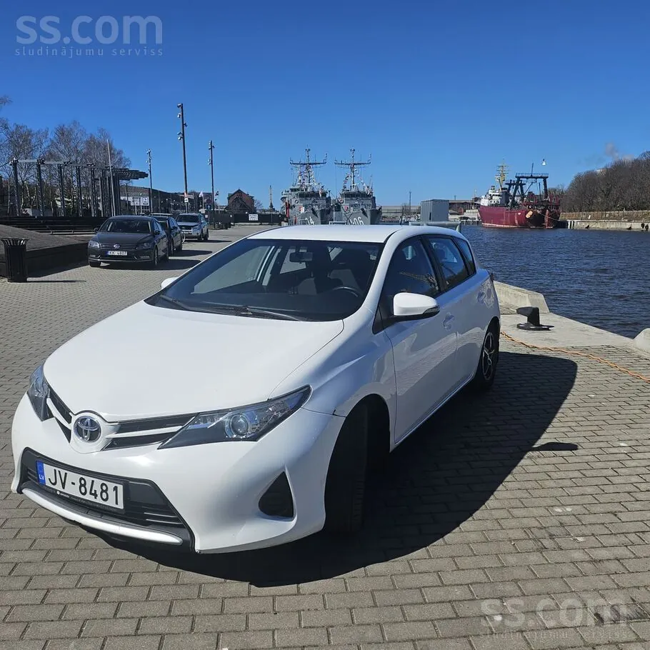 Toyota Auris 2015 photo 2