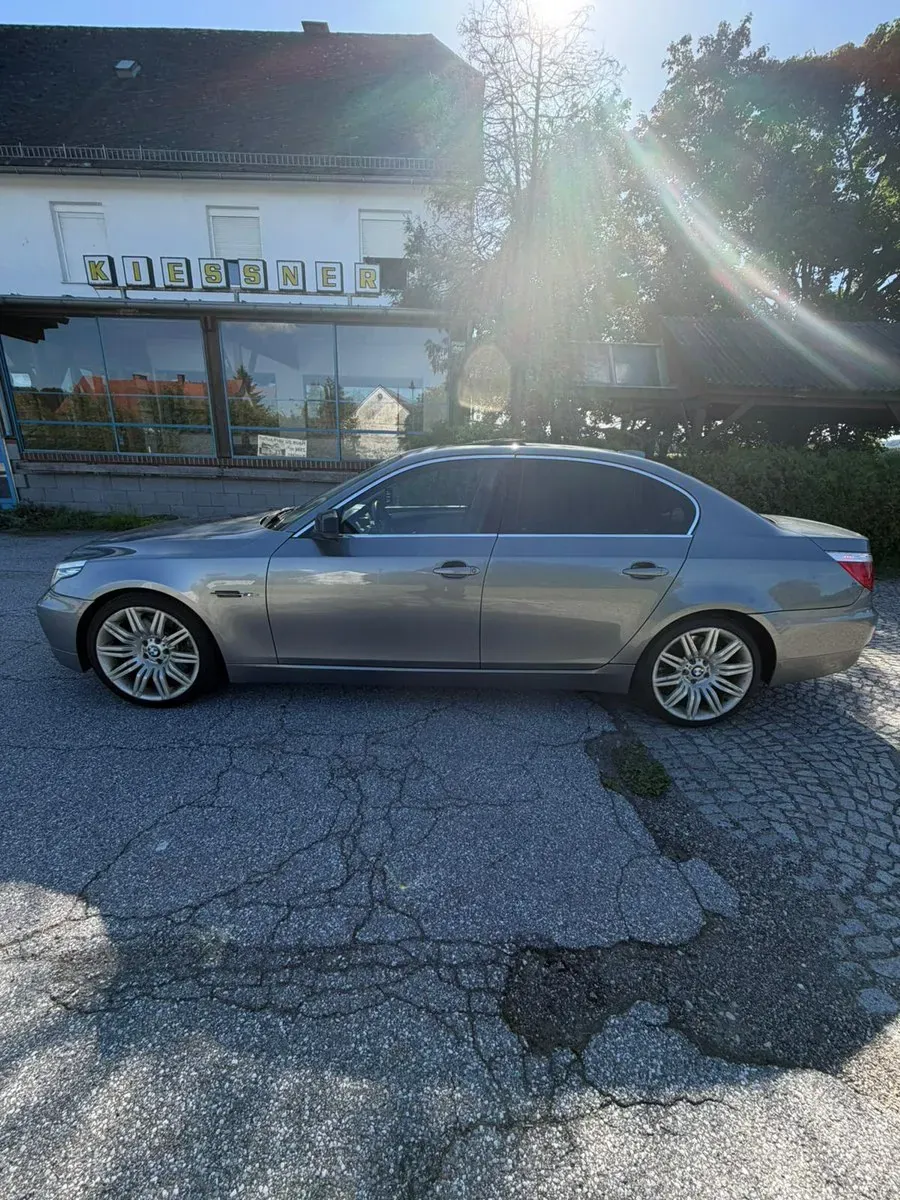 BMW 5 Series 2009 photo 2