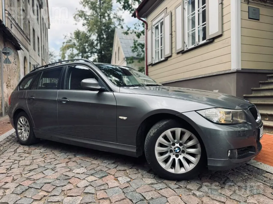 BMW 318 2009 photo 2