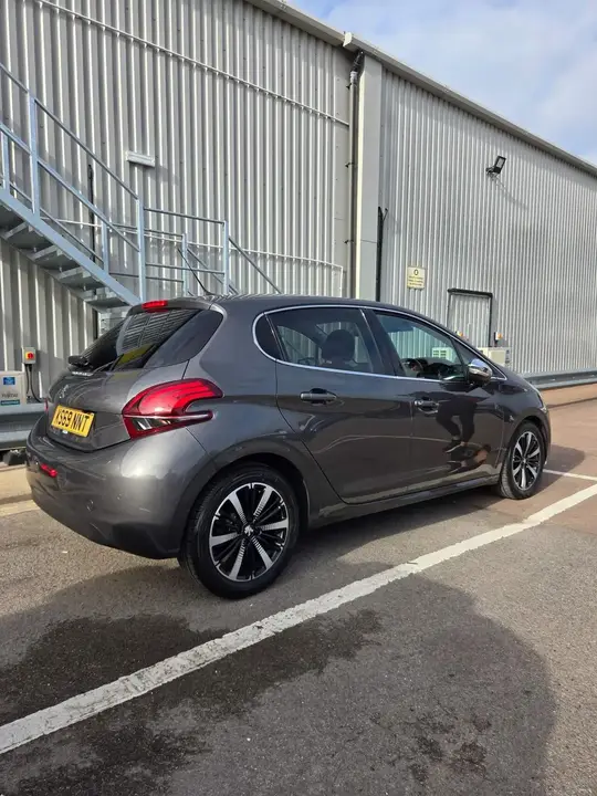 Peugeot 208 2019 photo 2
