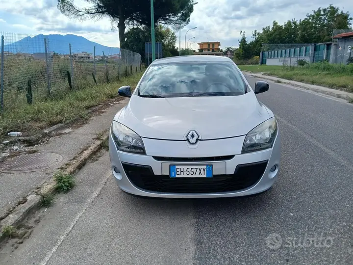 Renault Megane 2011 photo 2
