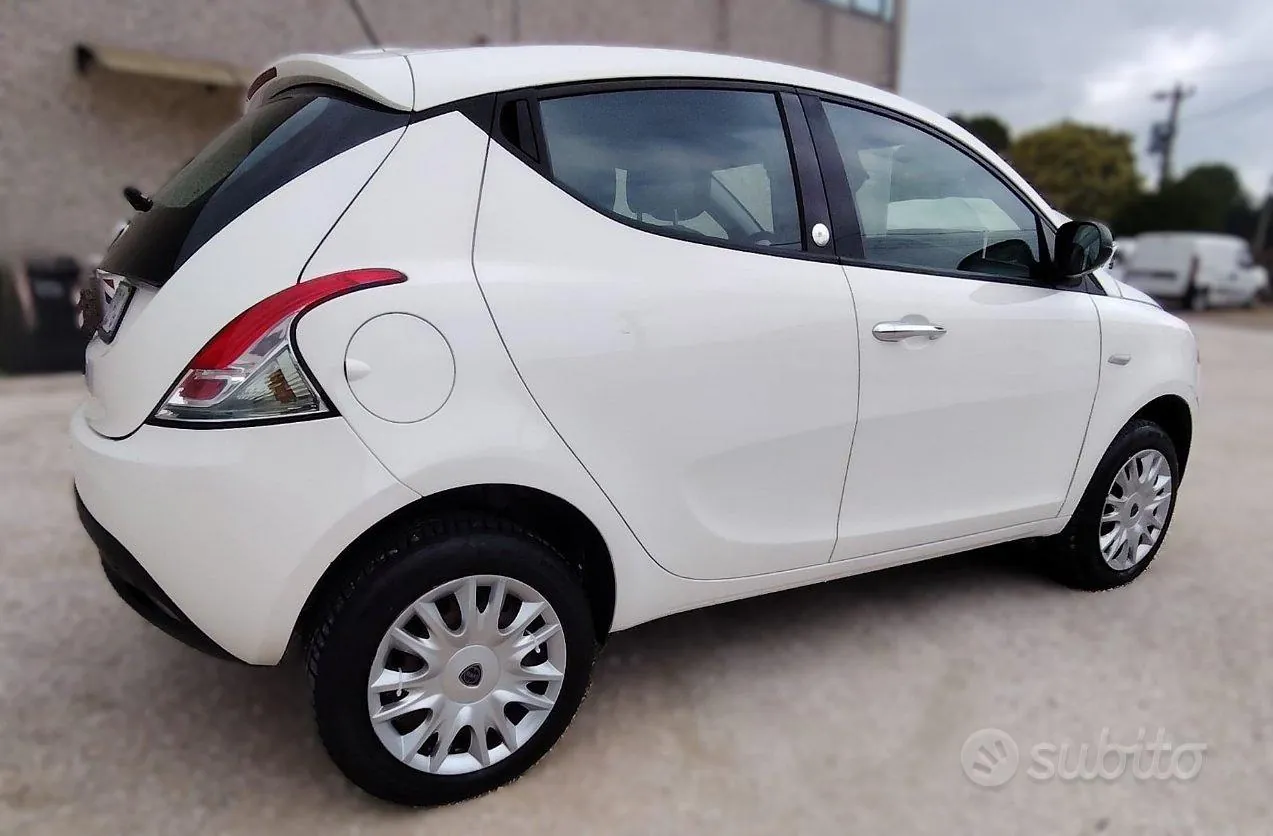 Lancia Ypsilon 2014 photo 2