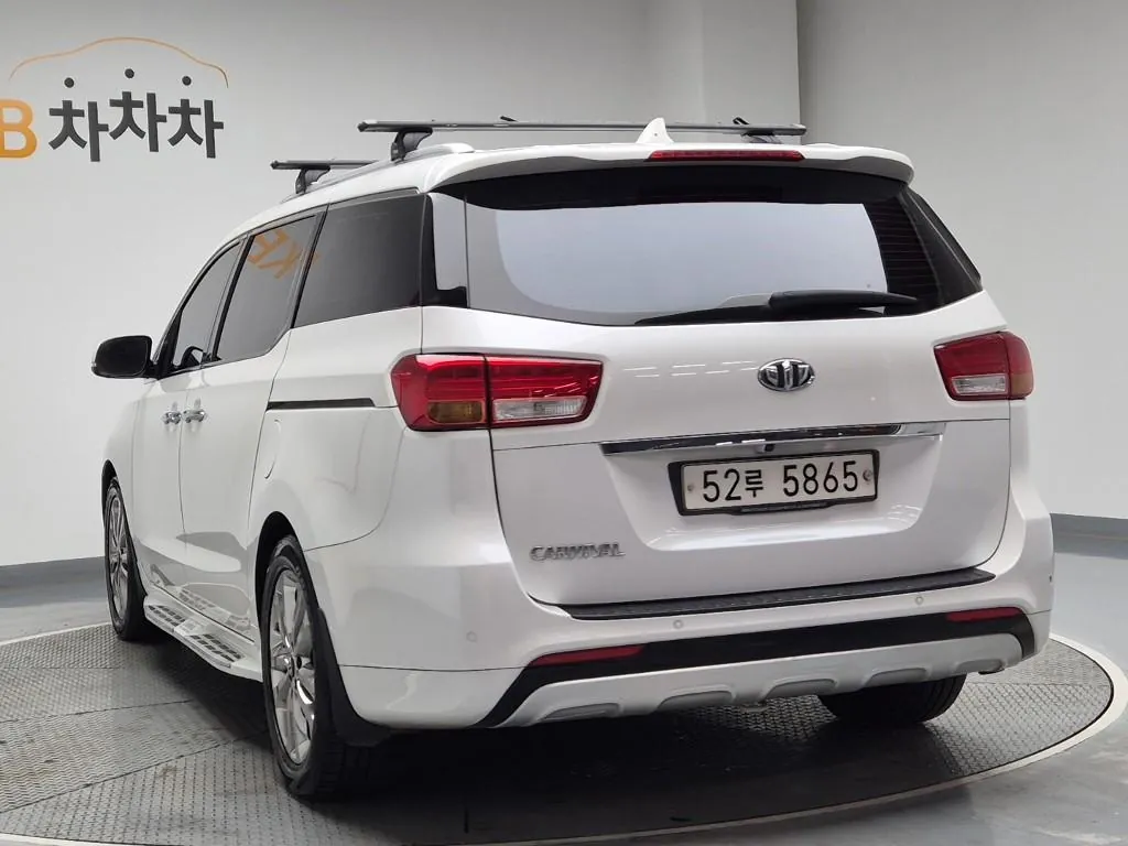 Kia Carnival 2016 photo 2