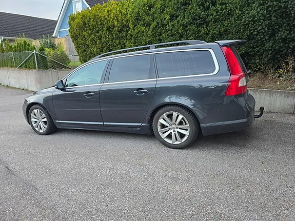 Volvo V70 2012 photo 2