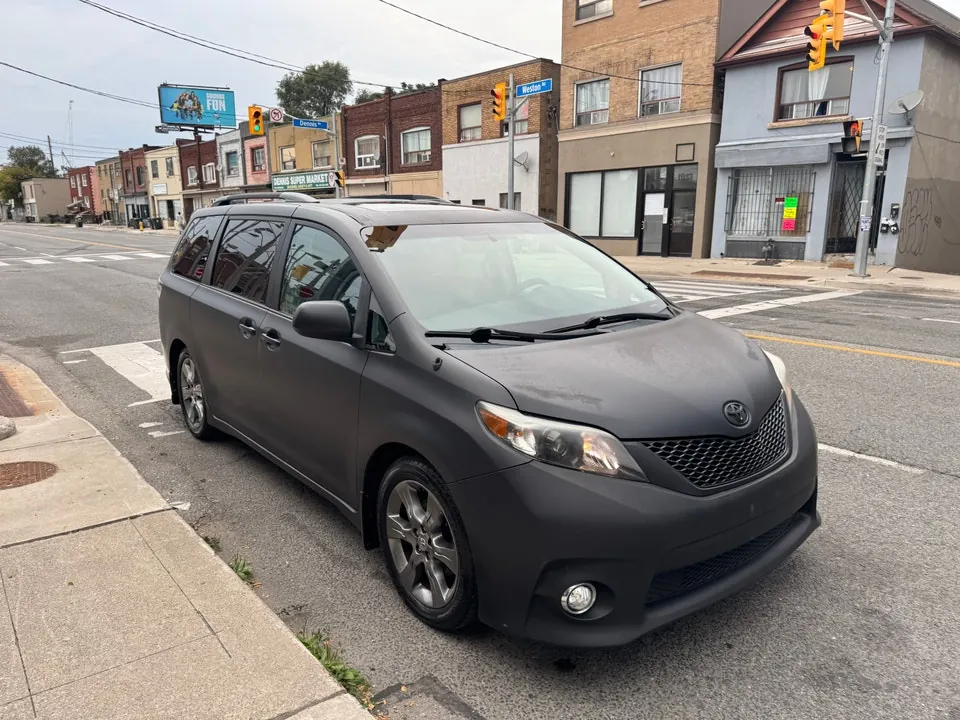 Toyota Sienna 2011 photo 3