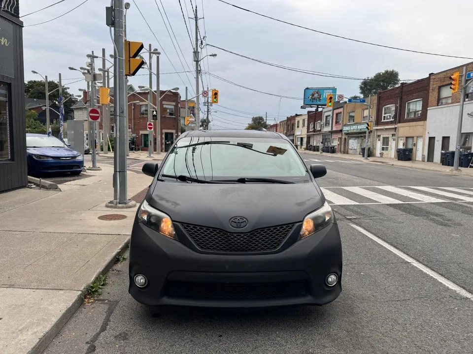 Toyota Sienna 2011 photo 2