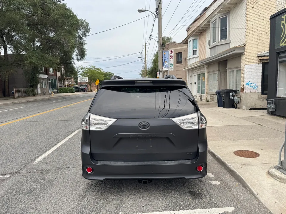 Toyota Sienna 2011 photo 5