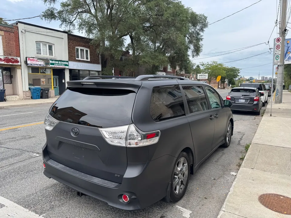 Toyota Sienna 2011 photo 4