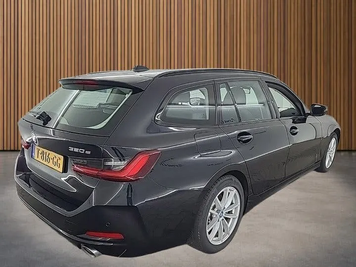 BMW 3 Series 2023 photo 2