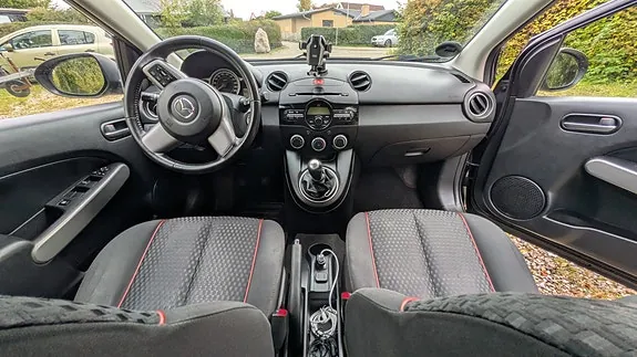 Mazda 2 2012 photo 3