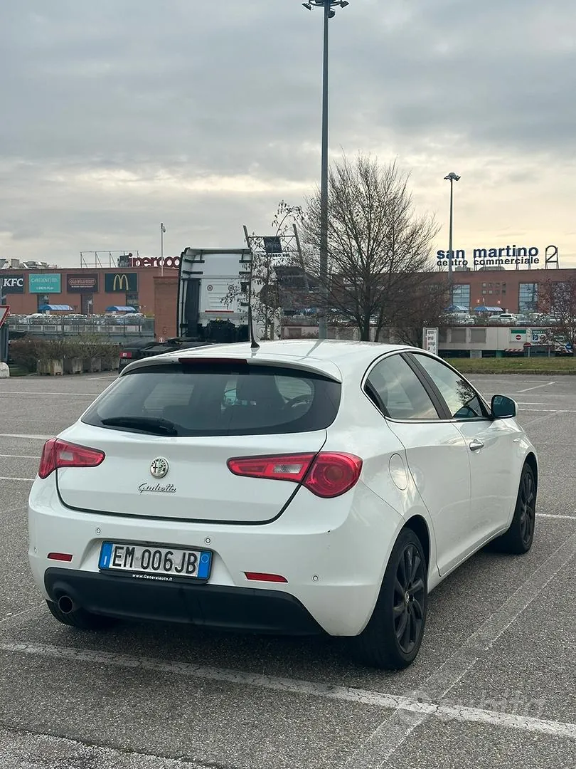 Alfa Romeo Giulietta 2012 photo 2