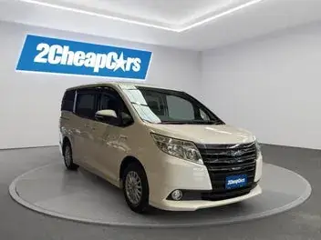 Toyota Noah 2015 photo 4