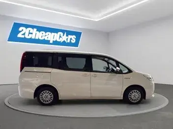 Toyota Noah 2015 photo 5