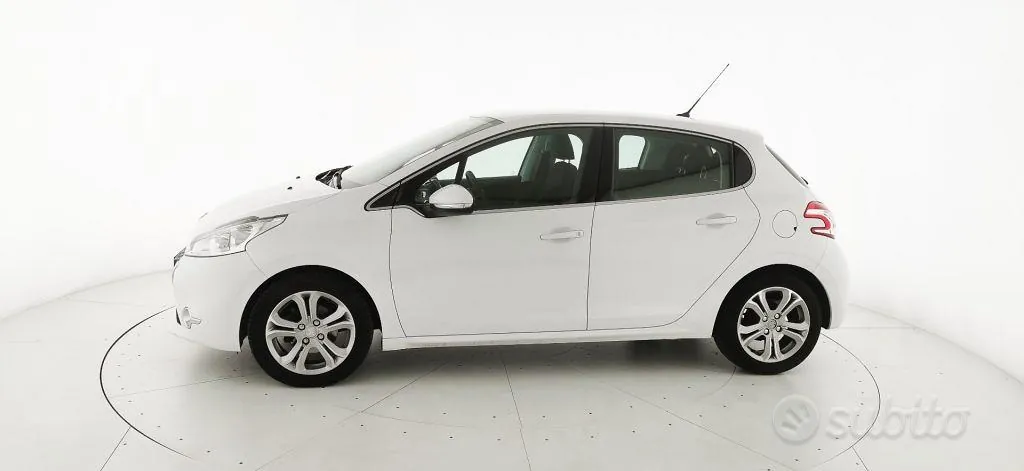 Peugeot 208 2013 photo 3