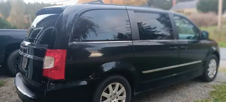 Chrysler Town & Country 2013 photo 2