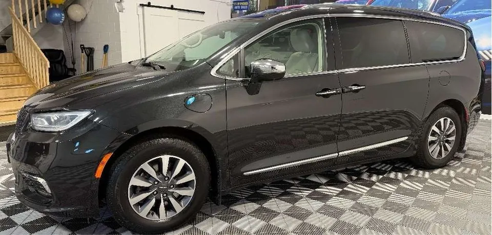 Chrysler Pacifica 2021 photo 2