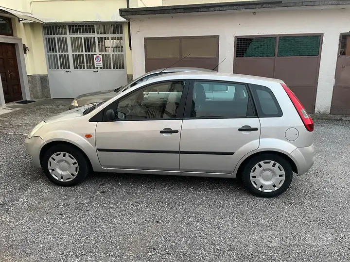Ford Fiesta 2004 photo 3
