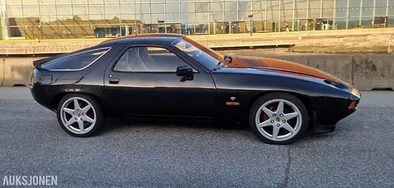 Porsche 928 1984 photo 2