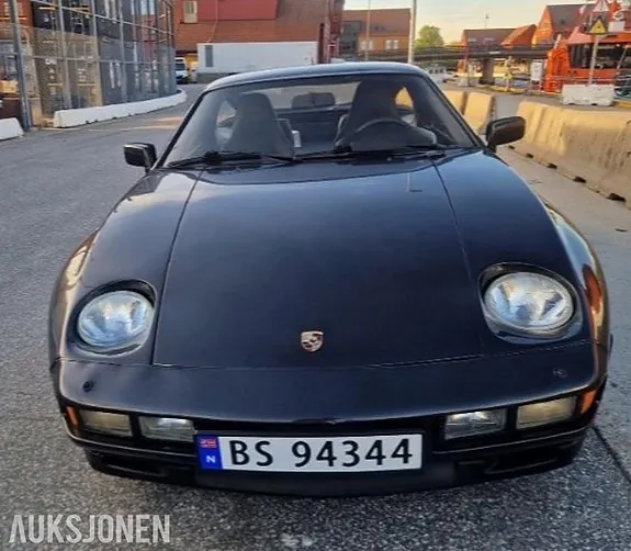 Porsche 928 1984 photo 4