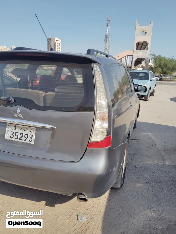 Mitsubishi Grandis 2008 photo 3