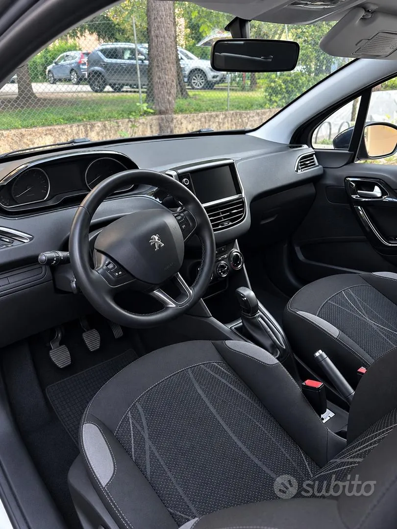 Peugeot 208 2012 photo 4