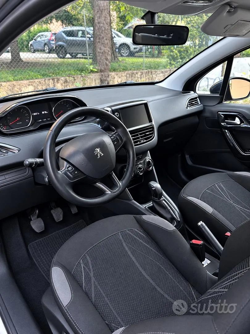 Peugeot 208 2012 photo 2