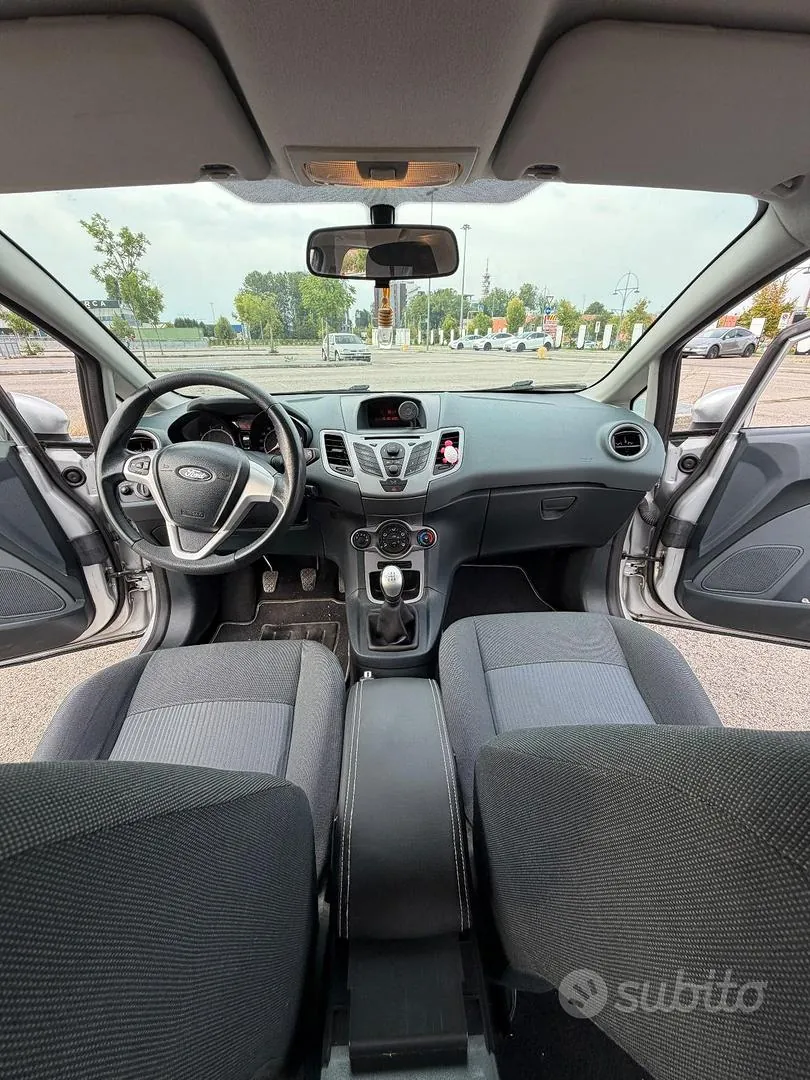 Ford Fiesta 2011 photo 2