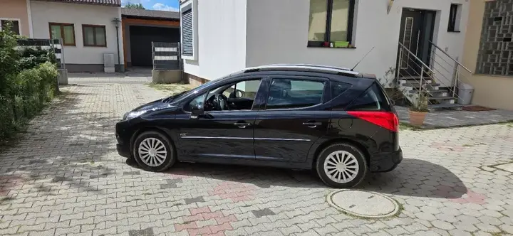 Peugeot 207 2012 photo 3
