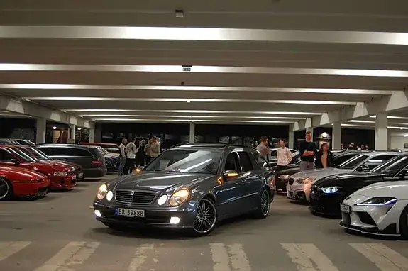 Mercedes-Benz E 220 D 2005 photo 2