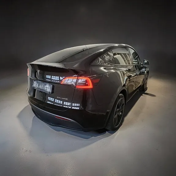 Tesla Model Y 2023 photo 2