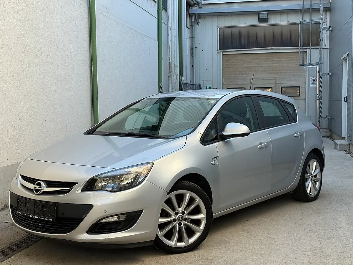 Opel Astra 2013 photo 2