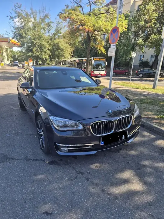 BMW 7 Series 2012 photo 2
